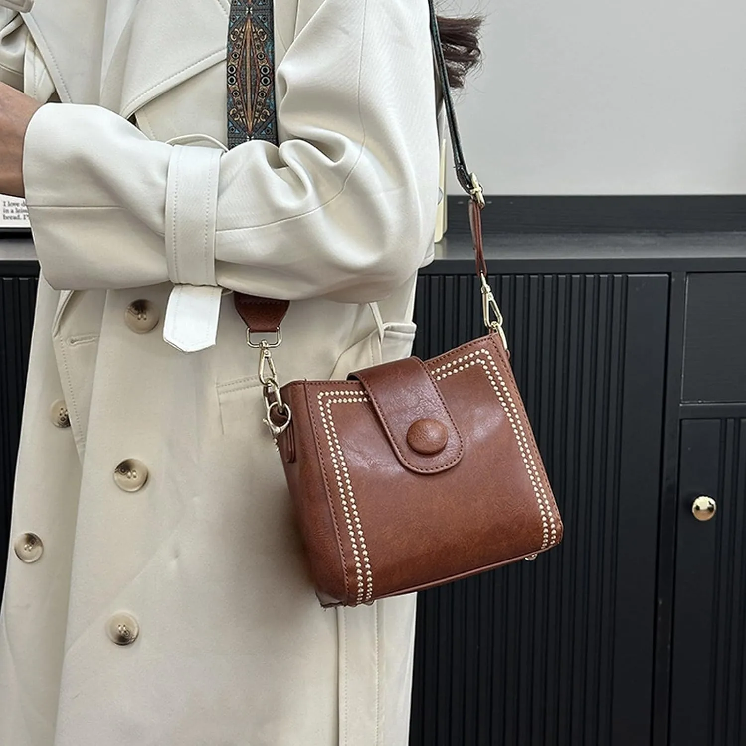 Bootara Bucket Bag for Women Vintage Retro Crossbody Bucket Bags with Adjustable Guitar Strap Trendy Leather Handbags